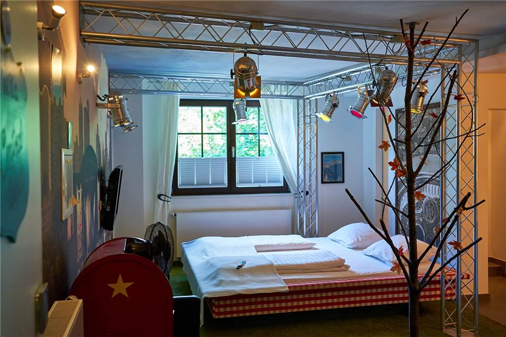 Dortmunds verrücktestes Hotel: Volker Kühnrich steckt seine Gäste in den Knast So sieht es aus im Zimmer „New York Central Park“