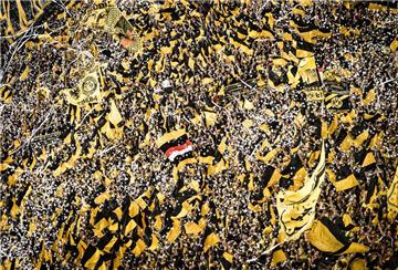 So sieht es aus, wenn die Südtribüne ein Tor bejubelt.