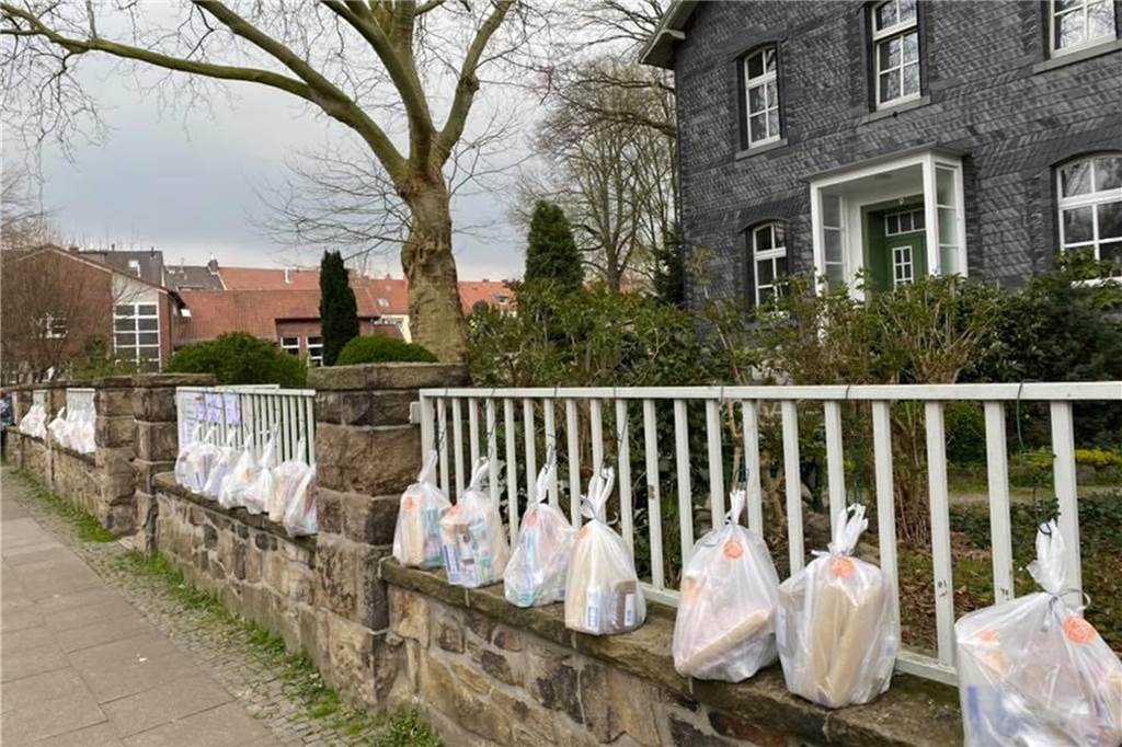 Spendenzaun hilft Bedürftigen in der Corona-Krise So sieht es aus, wenn die Tüten am Zaun zwischen dem Gemeindehaus Am Dieckhof 6 und dem Pfarrhaus an der Marienstraße 9 hängen.