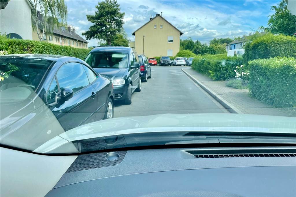 „Wir werden uns gegen die Knöllchen wehren“ – wieder hat es eine Straße erwischt So sieht es aus, wenn Fahrzeuge am Fahrbahnrand parken. Platz genug ist eigentlich, wenn man sich manche Straßen in der Dortmunder Innenstadt zum Vergleich heranzieht.