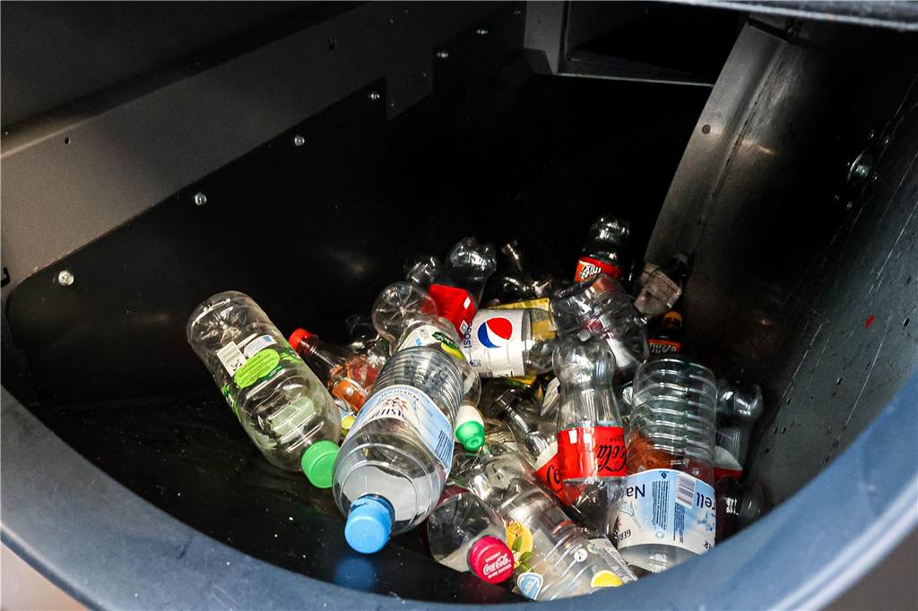 Neuer Wunderautomat zur Flaschenrückgabe kommt: Wir haben ihn getestet So sieht es aus, wenn sich der Inhalt der mitgebrachten Tüten in der Trommel befindet