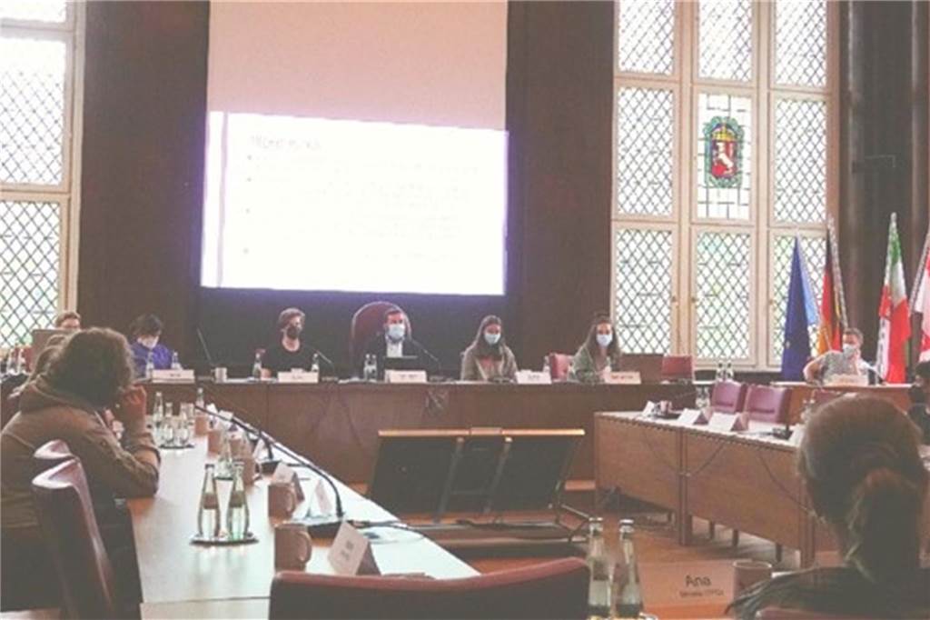Moritz (17) gestaltet die Politik in seiner Heimat aktiv mit So sieht es aus, wenn sich die Mitglieder des Kinder- und Jugendparlaments zu einer ihrer Sitzungen im großen Ratssaal im Rathaus in Schwerte treffen. (Archivfoto)