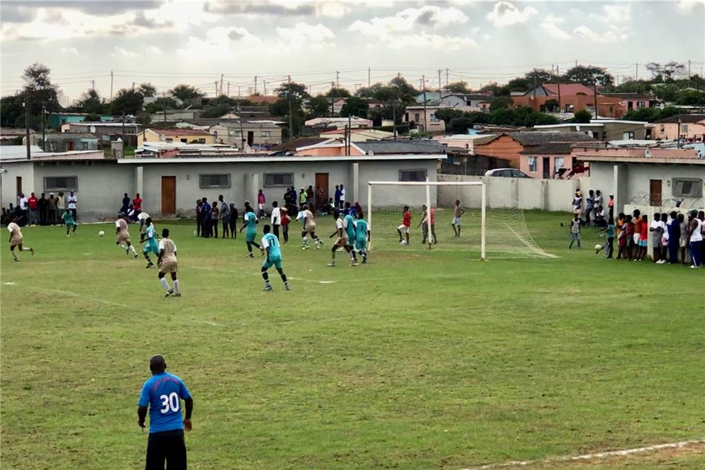 Leon Wohlfarth kickte in Südafrika - und geht nun nach Holland So sieht es bei einem klassischen Ligaspiel in der vierten südafrikanischen Liga aus. Zum Zeitpunkt der Aufnahme im "Magogo Stadium" in Ndlovini (Port Alfred) spielte der Mighty Forest F.C. gegen United Eleven.