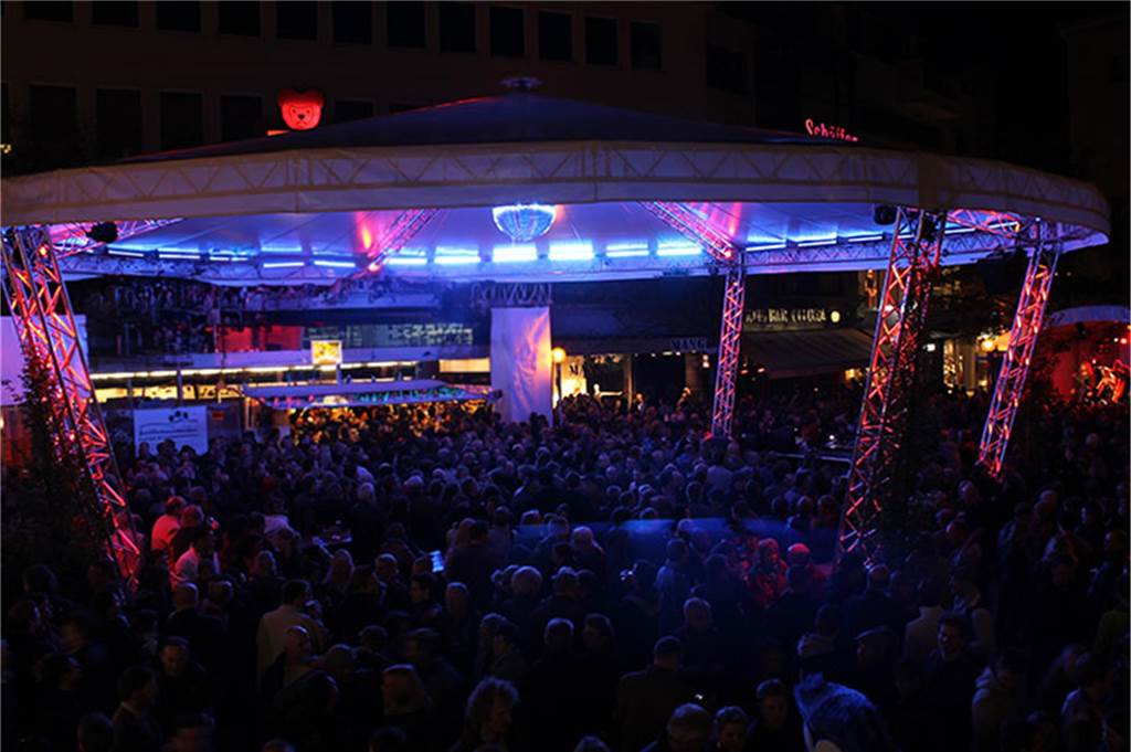 Weihnachtsmarkt 2023: Die Pläne, der Standort, das Programm und mehr So sieht es beim Castroper Weihnachtsmarkt in etwa unter dem riesigen Schirm aus. Er wird festlich geschmückt.