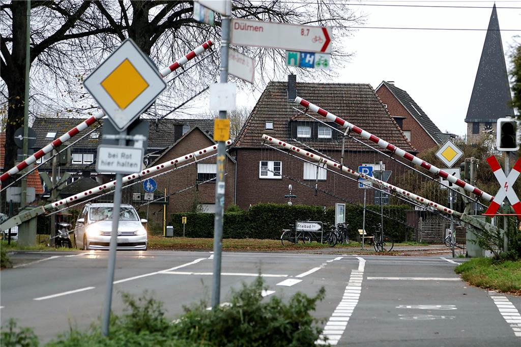Haltern Fahrradfreundlich schlägt vor: Bahnübergang Sythen ohne Autos So sieht es heute am Bahnübergang Sythen aus.