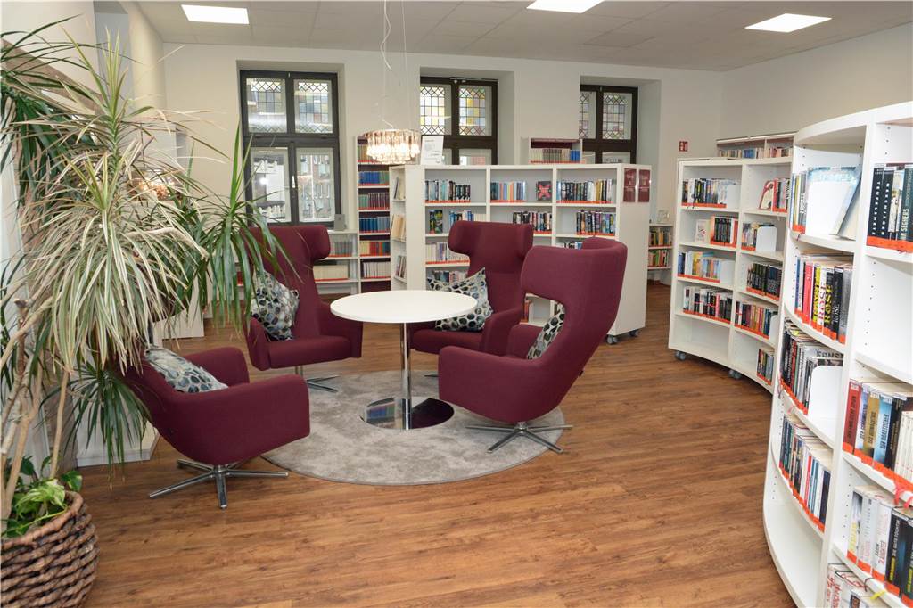 Von der kleinen Bücherkammer zum modernen Medienzentrum So sieht es heute in der Stadtbücherei im Steinhaus aus.