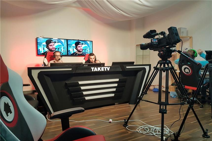 Pascal Fritz kommentiert Counter-Strike-Spiele am PC So sieht es hinter der Kamera aus. Pascal Fritz (r.) als Kommentator beim "Acer Predator Masters 2017" im TakeTV-Studio in Krefeld.