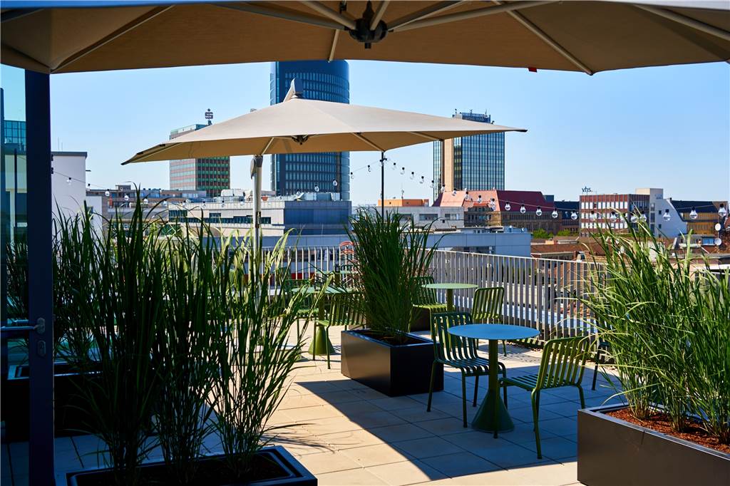 Außenbereich der Rooftop-Bar Baseology in Dortmund.