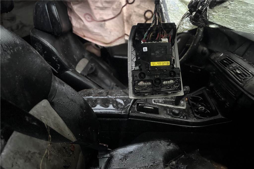 „Gott sei Dank sind wir rausgekommen“: BMW überschlug sich auf der A 2 Eine Abdeckung hängt an Kabeln von der Fahrzeugdecke herab und baumelt über dem Beifahrersitz. Auch das Fahrzeuginnere hat beim Unfall Schaden genommen.