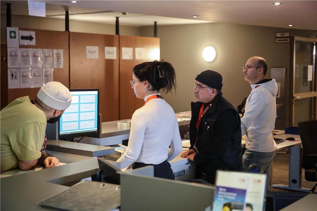 Erste Asylsuchende ziehen in die Geflüchtetenunterkunft in Oespel: Viele Bilder aus dem Inneren des ehemaligen Ibis-Hotels