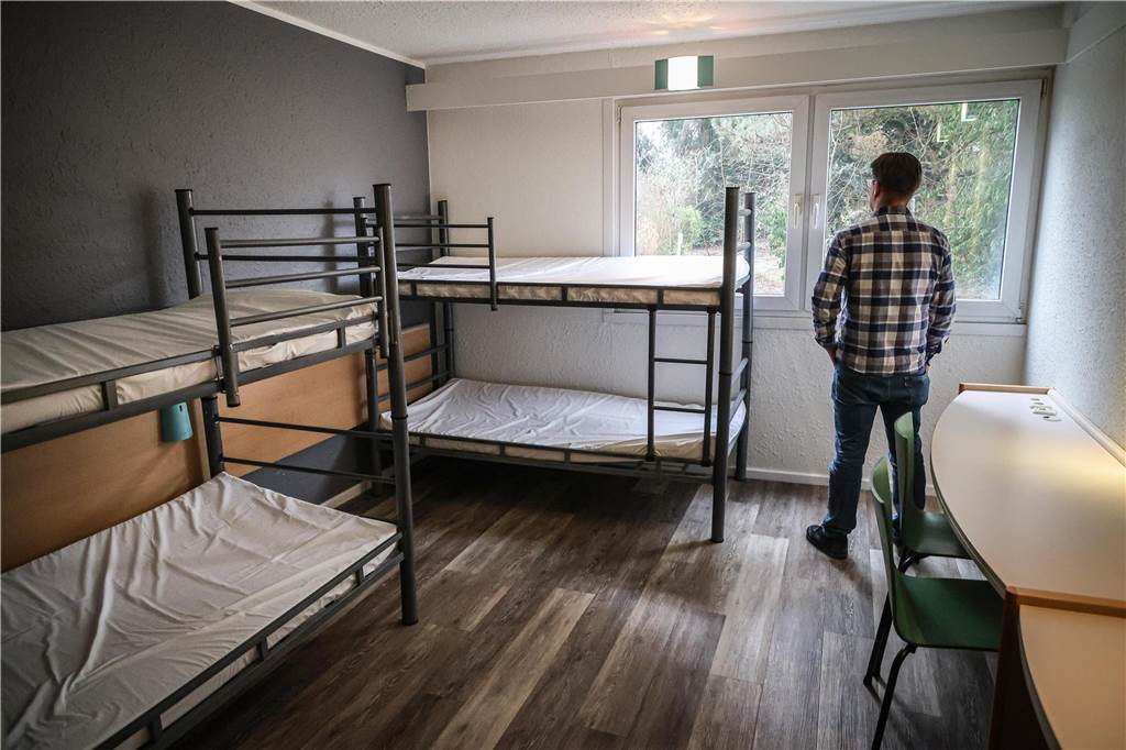 Erste Asylsuchende ziehen in die Geflüchtetenunterkunft in Oespel: Viele Bilder aus dem Inneren des ehemaligen Ibis-Hotels