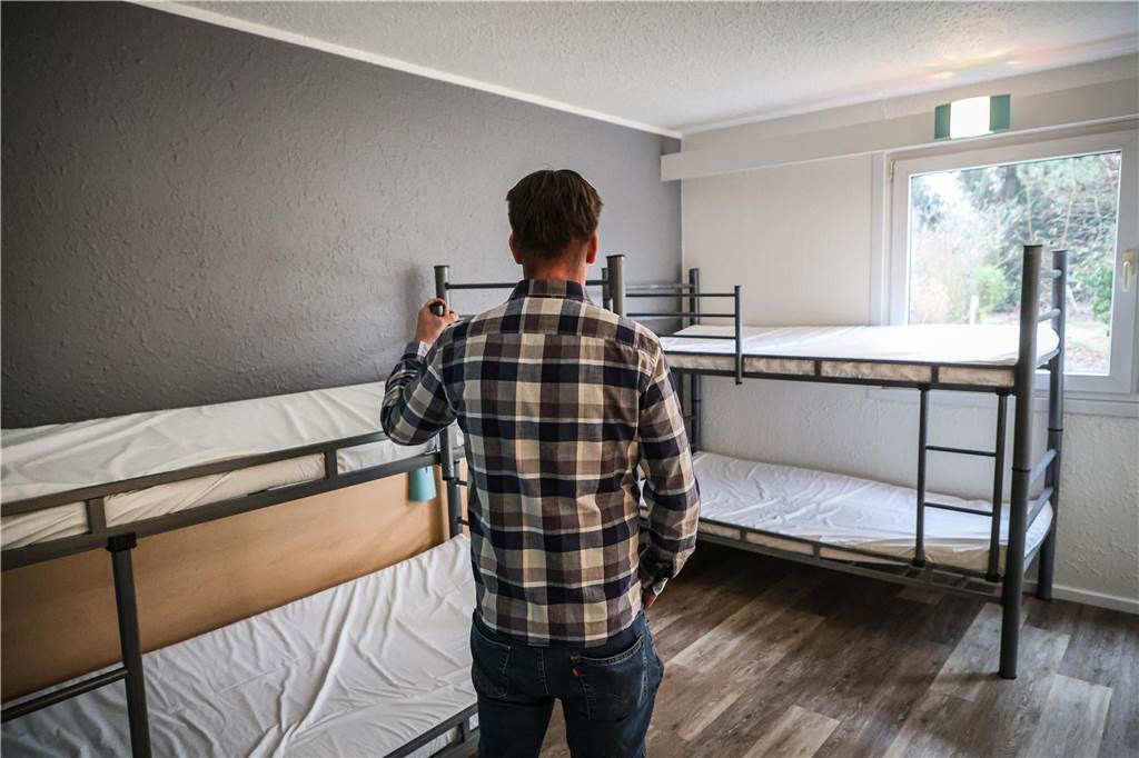 Erste Asylsuchende ziehen in die Geflüchtetenunterkunft in Oespel: Viele Bilder aus dem Inneren des ehemaligen Ibis-Hotels