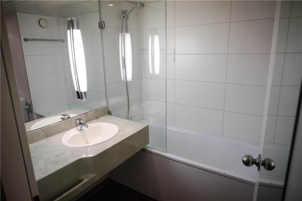 Erste Asylsuchende ziehen in die Geflüchtetenunterkunft in Oespel: Viele Bilder aus dem Inneren des ehemaligen Ibis-Hotels