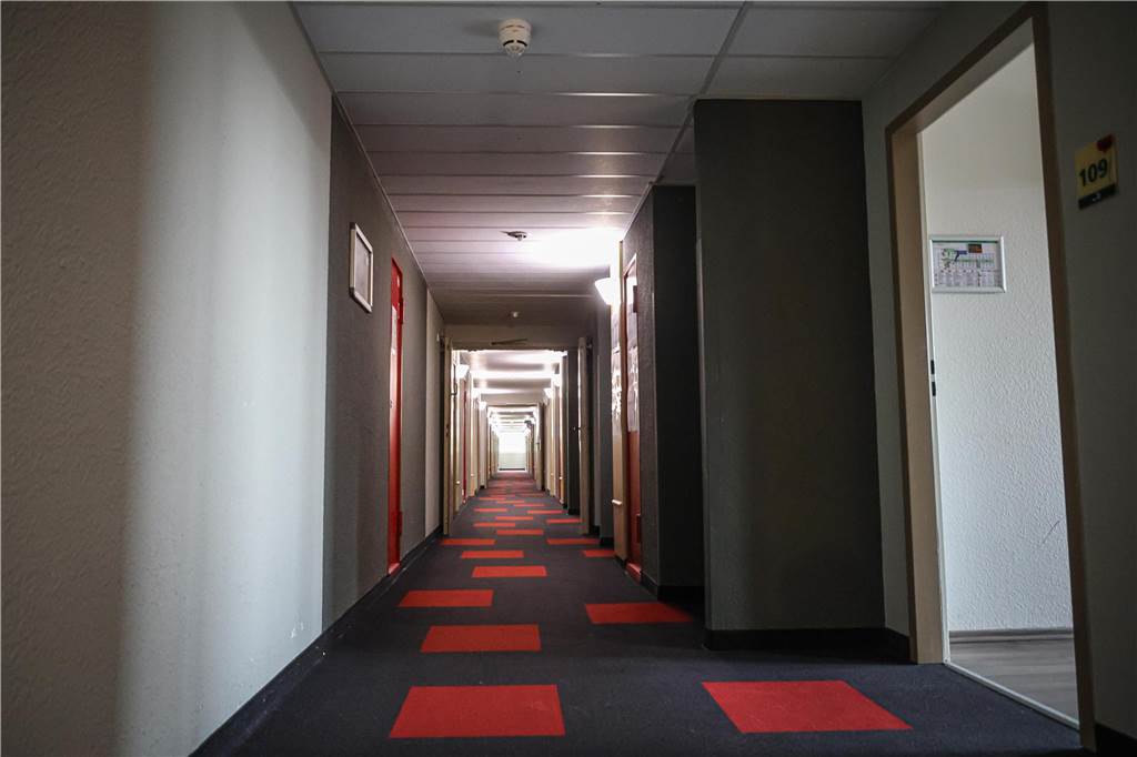 Erste Asylsuchende ziehen in die Geflüchtetenunterkunft in Oespel: Viele Bilder aus dem Inneren des ehemaligen Ibis-Hotels