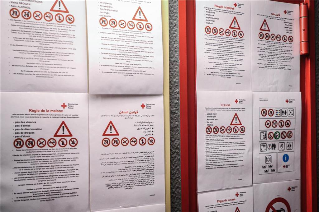 Erste Asylsuchende ziehen in die Geflüchtetenunterkunft in Oespel: Viele Bilder aus dem Inneren des ehemaligen Ibis-Hotels