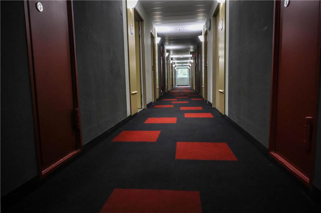 Erste Asylsuchende ziehen in die Geflüchtetenunterkunft in Oespel: Viele Bilder aus dem Inneren des ehemaligen Ibis-Hotels
