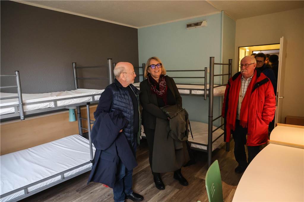 Erste Asylsuchende ziehen in die Geflüchtetenunterkunft in Oespel: Viele Bilder aus dem Inneren des ehemaligen Ibis-Hotels