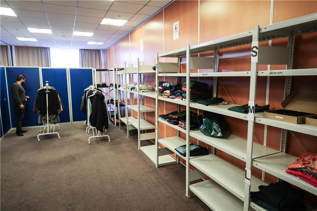 Erste Asylsuchende ziehen in die Geflüchtetenunterkunft in Oespel: Viele Bilder aus dem Inneren des ehemaligen Ibis-Hotels
