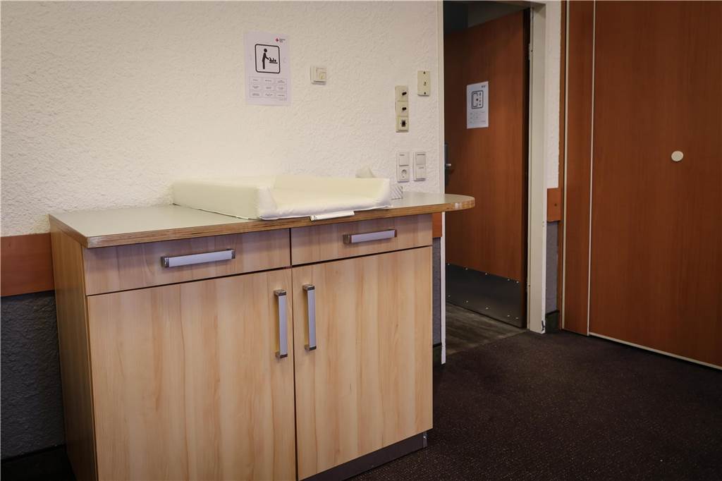 Erste Asylsuchende ziehen in die Geflüchtetenunterkunft in Oespel: Viele Bilder aus dem Inneren des ehemaligen Ibis-Hotels