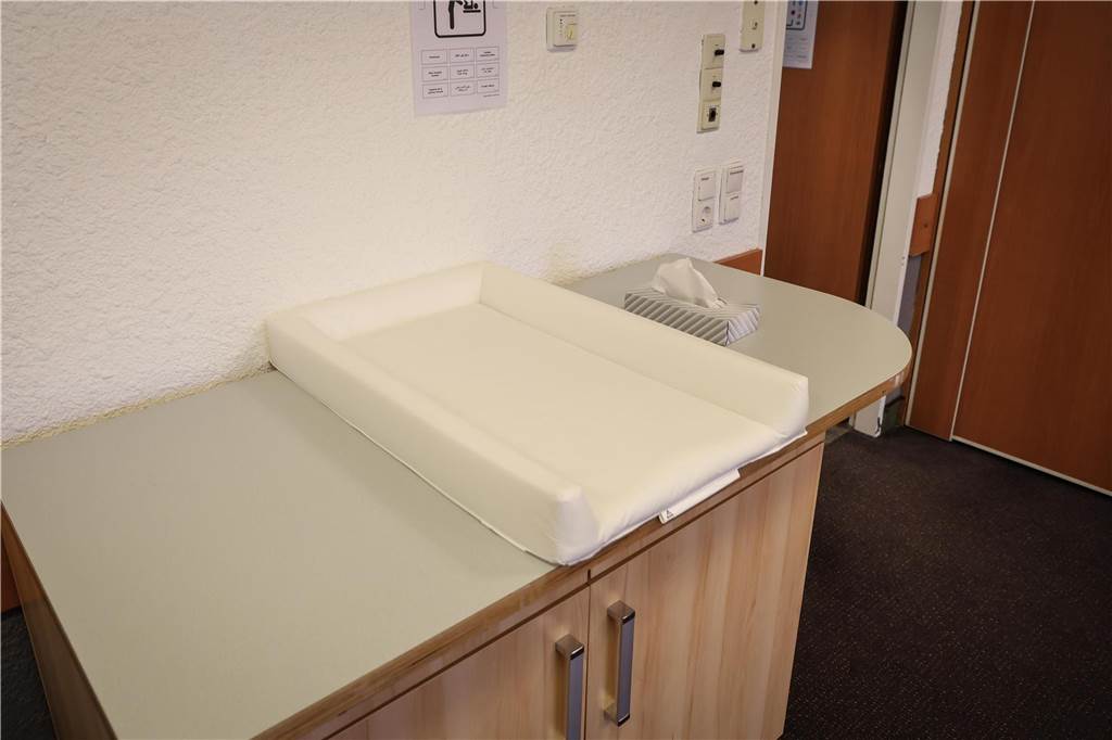 Erste Asylsuchende ziehen in die Geflüchtetenunterkunft in Oespel: Viele Bilder aus dem Inneren des ehemaligen Ibis-Hotels