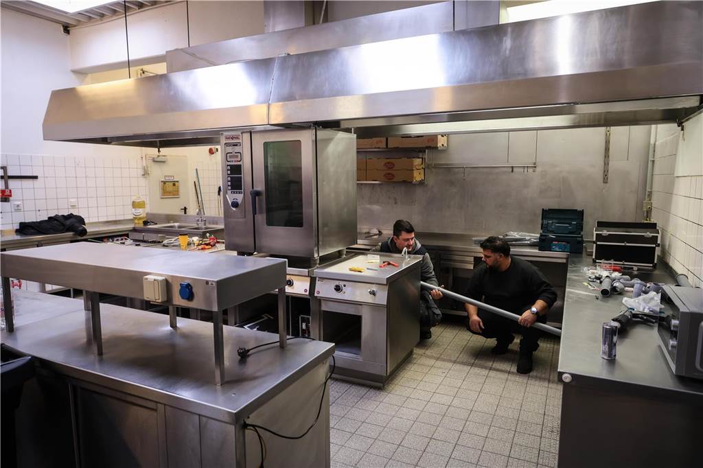 Erste Asylsuchende ziehen in die Geflüchtetenunterkunft in Oespel: Viele Bilder aus dem Inneren des ehemaligen Ibis-Hotels
