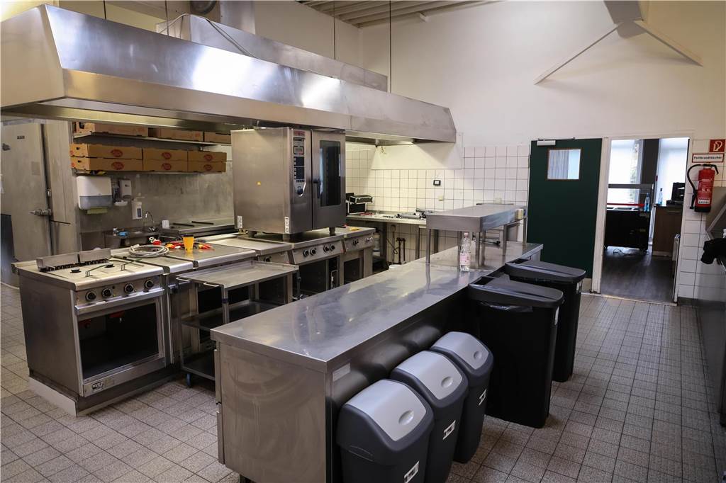 Erste Asylsuchende ziehen in die Geflüchtetenunterkunft in Oespel: Viele Bilder aus dem Inneren des ehemaligen Ibis-Hotels