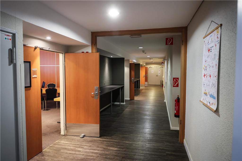 Erste Asylsuchende ziehen in die Geflüchtetenunterkunft in Oespel: Viele Bilder aus dem Inneren des ehemaligen Ibis-Hotels