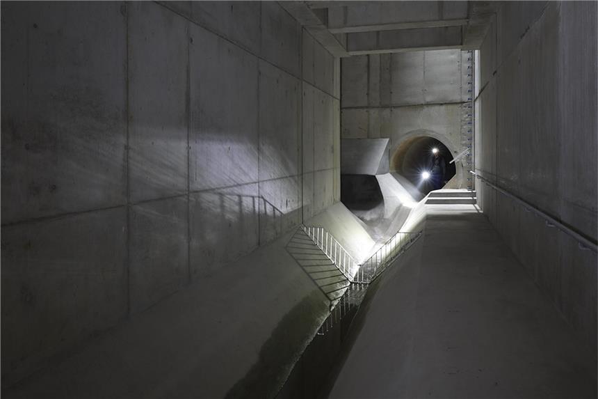 Emscher-Abwasser wird in den Kanal abgeleitet So sieht es im Inneren eines Drossel- und Entlastungsbauwerk des Stauraumkanals Industriestraße aus. Ab September wird das Abwasser der Stadt hier durchgeleitet, nicht mehr durch die Emscher.