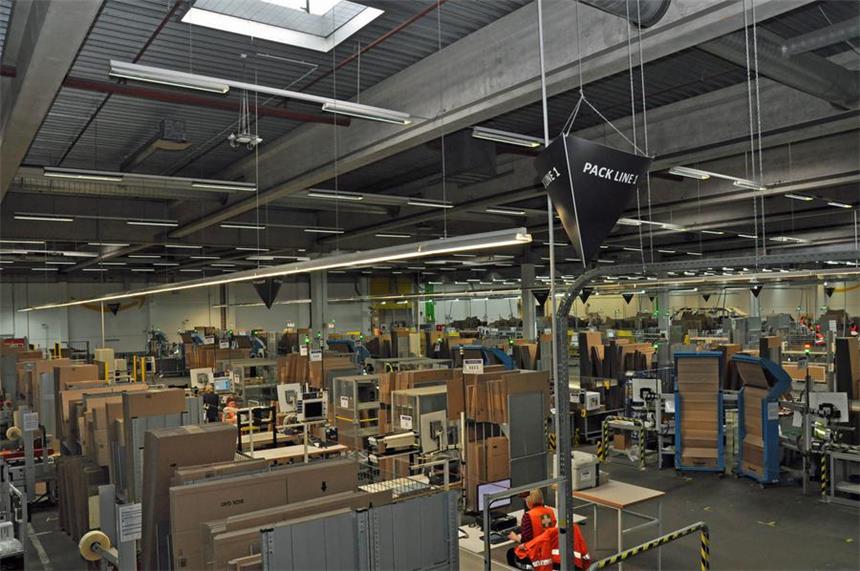 So sieht es im Lager von Amazon in Werne aus. Obwohl hier nichts im klassischen Sinne hergestellt wird, nennen die Mitarbeiter die große Halle, in der sie Tausende Pakete verpacken "Produktion".