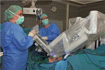 So sieht es im Operationssaal aus, wenn das roboterassistierte System „da Vinci X“ im Einsatz ist.