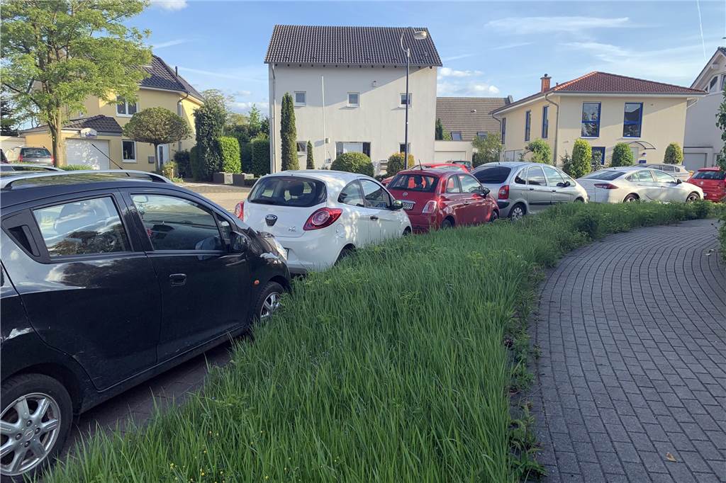 Stadtkrone Ost: Ein Vorzeige-Viertel wird vom Verkehr erdrückt So sieht es in den Wohnstraße an der Stadtkrone Ost oftmals aus.