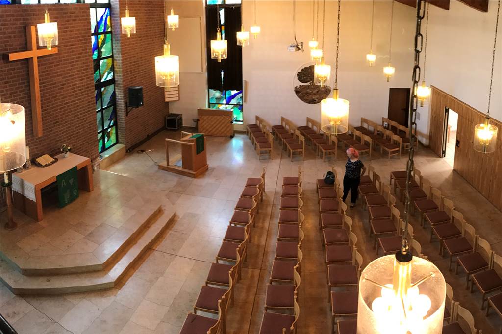 Gemeinde unter Schock: Wie geht es nach dem Brand in der Kirche weiter? So sieht es in der Erlöserkirche der evangelischen Friedenskirchengemeinde in Henrichenburg aus. Auch der Kirchraum ist vom Brand nebenan in Mitleidenschaft gezogen.