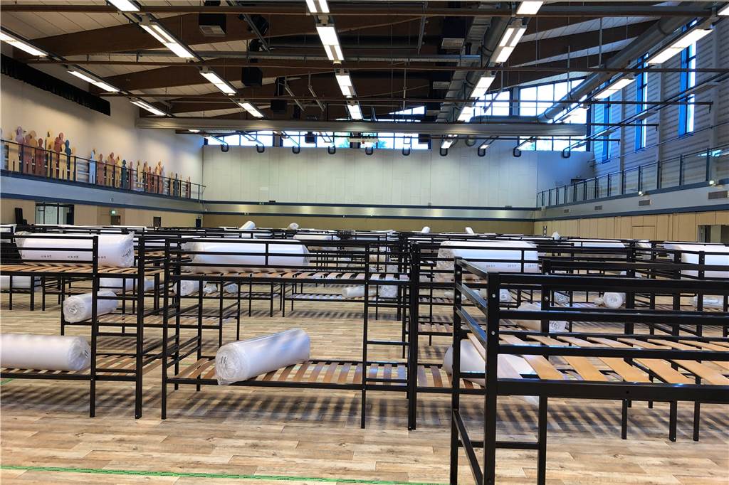 Seestadthalle: Wo sonst Sportler trainieren, stehen jetzt Doppelstockbetten Das Innere der Seestadthalle
