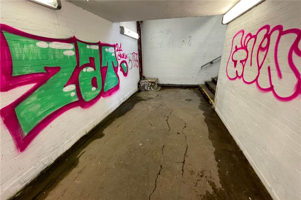 Bahnhof im Dortmunder Süden säuft ab: Fahrgäste mussten über den Zaun So sieht es in der Unterführung aus, wenn kein Wasser darin steht. Hinten links im Bild die Pumpe, die eigentlich den Bereich trocken halten soll.