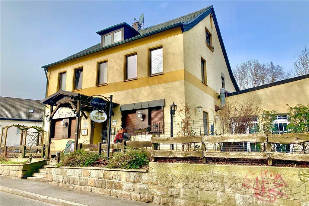 147 Jahre alte Kastanie gefällt: Sie muss den Platz für einen Neubau frei machen So sieht es jetzt vor der Gaststätte „Zur Taube“ aus. Die Kastanie ist verschwunden.