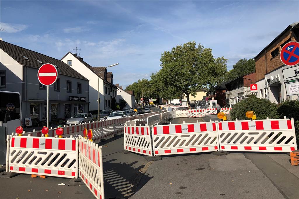 Bestatter frustriert über plötzliche Baustelle vor Trauerhalle So sieht es momentan an der Bayrischen Straße in Eving aus. Der Verkehr fließt nur Richtung Schulte-Rödding
