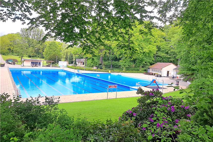 Nach Unwetter: Freibad Wellinghofen hofft auf baldigen Badebetrieb So sieht es normalerweise im Freibad Wellinghofen aus. Vergangene Woche war das Becken jedoch nicht mehr zu erkennen.