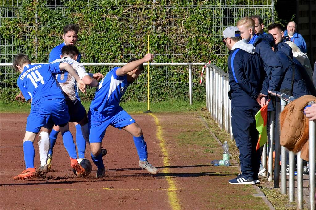So sieht Fußball in der Kreisliga aus: Gekickt wird auf Asche, die Linien sind krumm, das weiße Trikot des TuS Niederaden ist reif für die Wäsche.