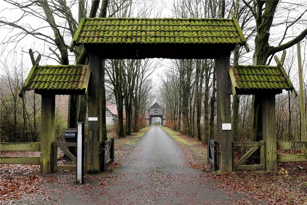 Ein Musterbeispiel der Nazi-Architektur: Gut Borkenberge in Hullern So sieht man das Gut Borkenberge vom Wanderweg aus.