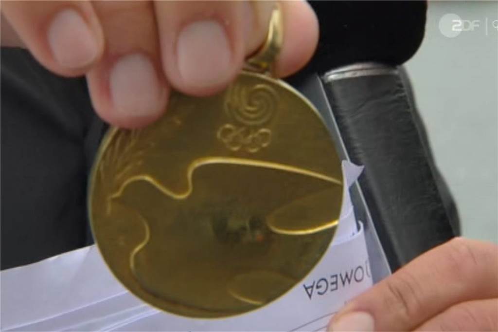 Jahresrückblick: RV Rauxel vergaß Olympiasieger in Jubiläumsfestschrift So sieht sie aus: die Goldmedaille von 1988 in Seoul, die Eckhard Schultz besitzt.