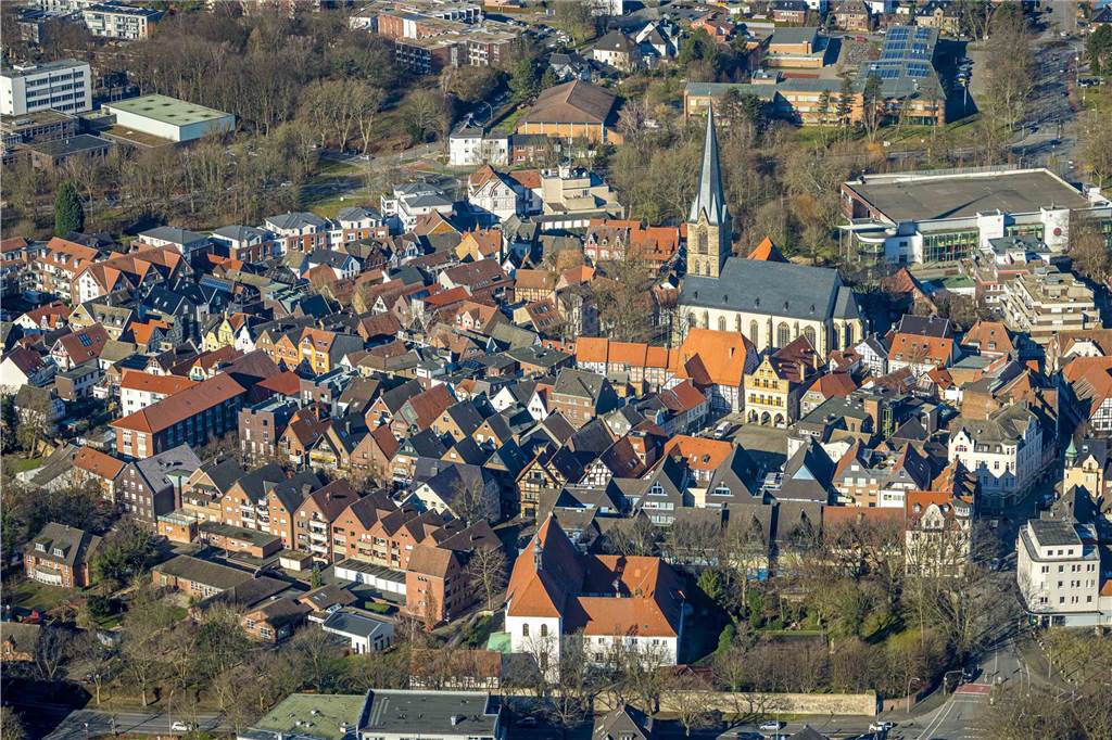 Stadt will neue Beschilderung für mehr als 20.000 Euro anschaffen Das Luftbild zeigt die Altstadt von Werne mit Kirche, historischem Rathaus und Marktplatz.