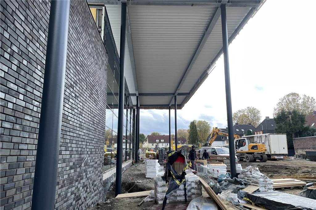 Praxisteam von Augenarzt Stodollick kehrt im Februar nach Marten zurück So sieht zurzeit der Eingangsbereich des neuen Aldi-Markts in Dortmund-Marten aus (6.11.23). Eröffnung ist am 22. November, die Augenarztpraxis zieht erst im Februar 2024 ein.
