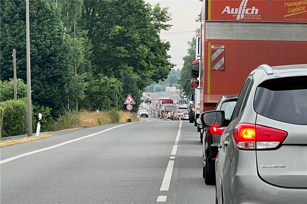B54/B236: Abbiegespur sieht fertig aus, darf aber nicht benutzt werden So sieht's allmorgendlich auf der B54 kurz vor der Einmündung zur B236 aus. Die Autos stauen sich manchmal bis Scheipers Mühle