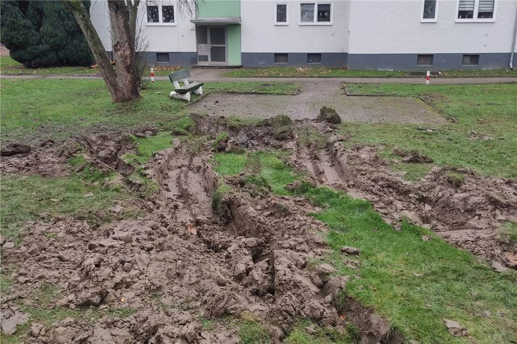 Fahrzeuge hinterlassen Mondlandschaft in Lanstrop - EDG reagiert So sieht's derzeit auf einer Wiese in Lanstrop aus, nachdem sich dort mehrere Fahrzeuge festgefahren hatten