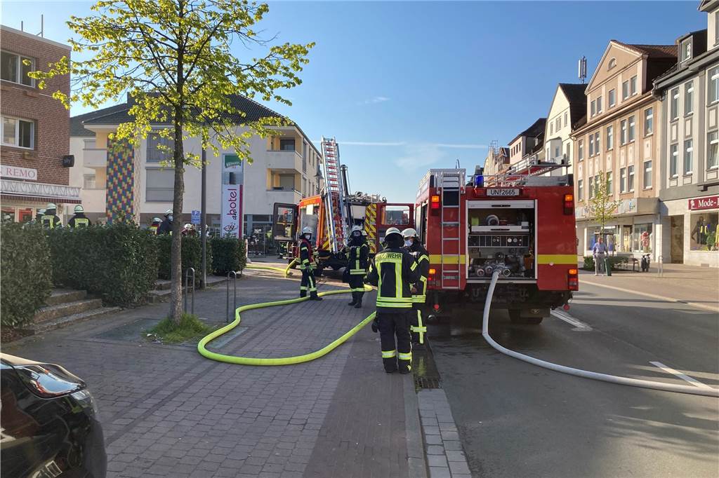 Feuerwehrchef zu Gewalt in Berlin : „Angst vor Einsätzen nein, Respekt ja“ So soll es sein: Die Selmer Feuerwehr - hier beim Brand des Eiscafés San Remo - kann ihre Arbeit ungestört machen.