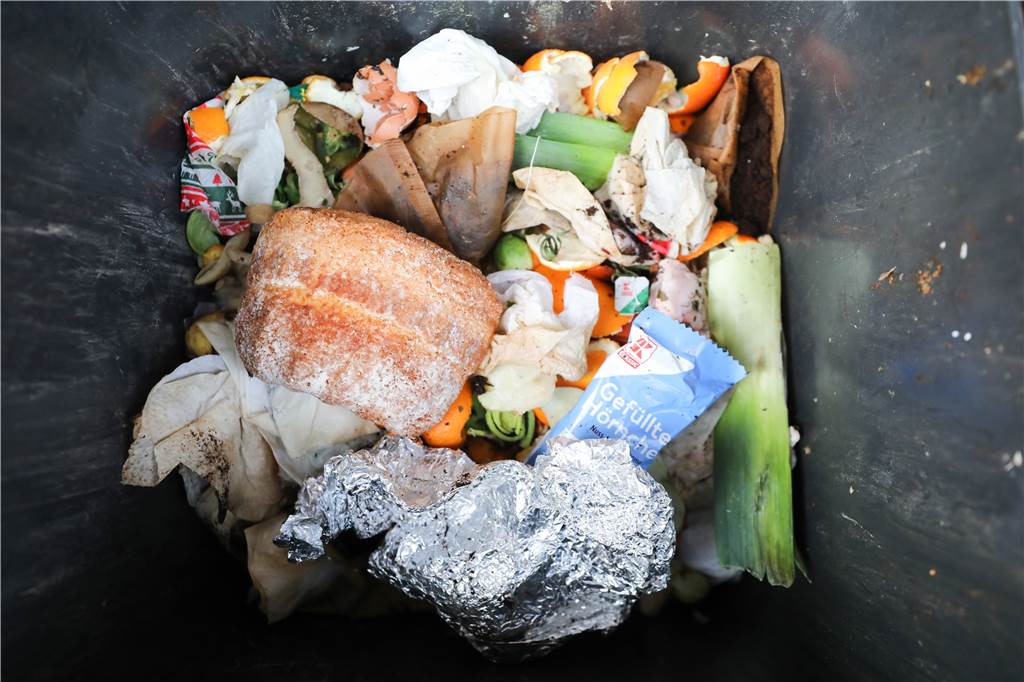 Zu viel Plastik im Biomüll: Tonnen-Kontrollen stehen an So sollte der Inhalt einer Biotonne nicht aussehen: Plastik und Alufolie gehören nicht hinein, sind Störstoffe.