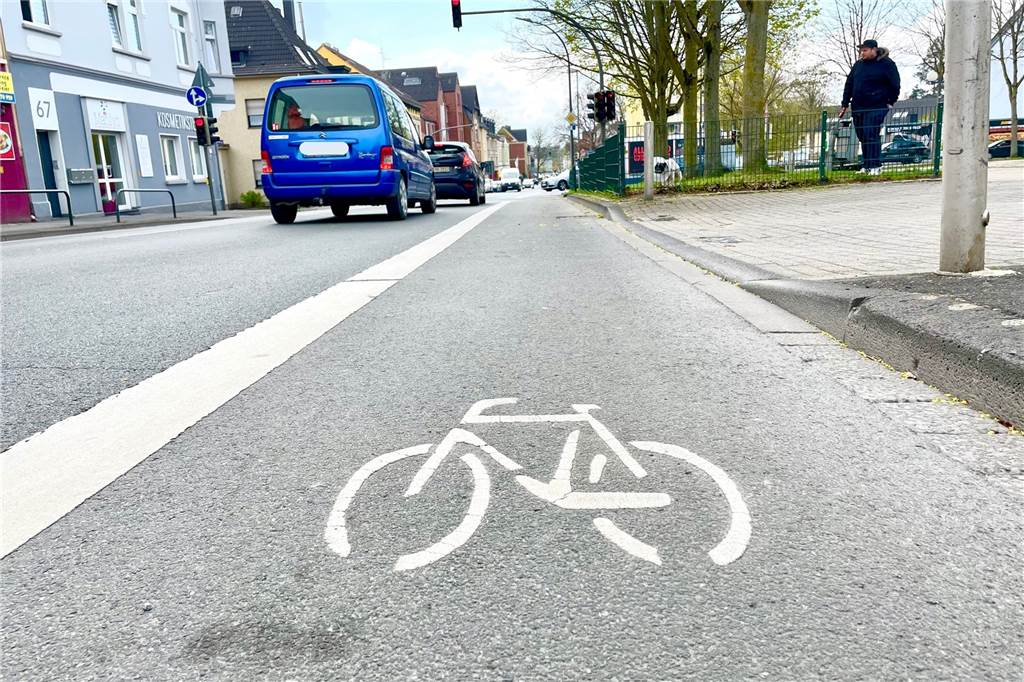 Hohes Risiko für Radfahrer: Tödlicher Unfall hat Gefahrenpunkt verlagert So sollte der Radstreifen immer Aussehen. Wenn Eltern ihre Kinder bringen, wird dieser aber komplett zugeparkt.