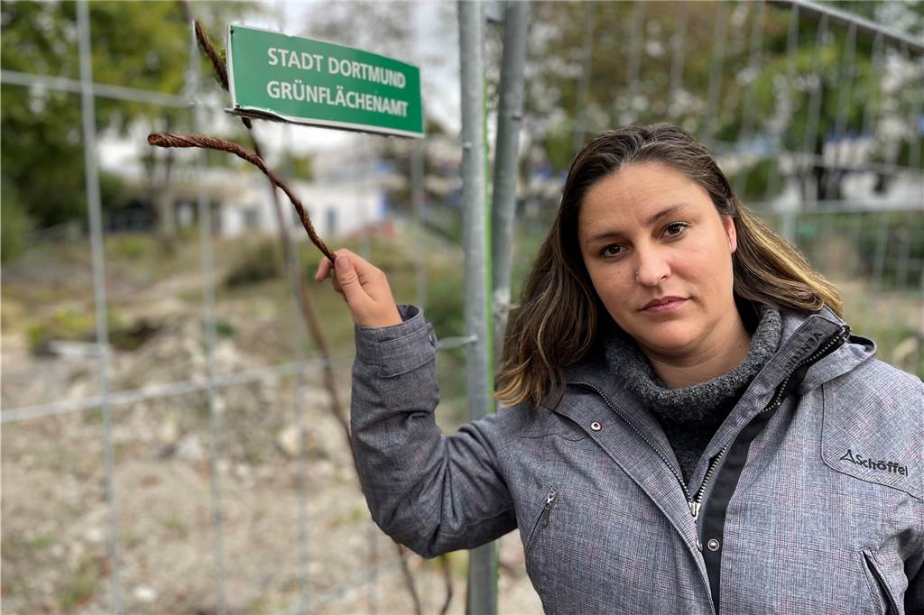 Dortmunder Elternvertreterin sauer: „Baustelle ist ein Schandfleck für die Schule“ Schulpflegschaftsvorsitzende Simone Putzig vor der Dauerbaustelle auf dem Schulhof der Heinrich-Böll-Gesamtschule in Lütgendortmund
