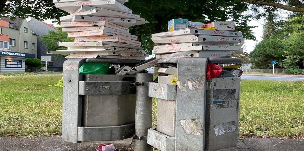 Grüninsel am Phoenix-Center fast täglich durch Pizza-Kartons zugemüllt Pizza-Kartons auf Abfalltonnen vor dem Phoenix-Center Dortmund-Hörde