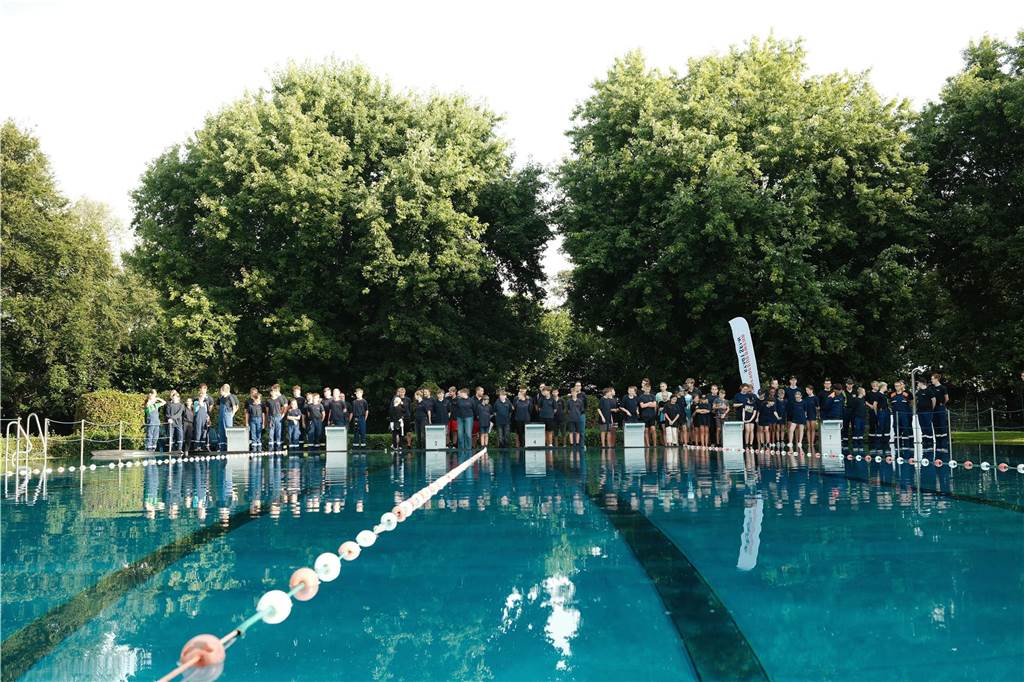 So spannend war das Badewannenrennen am Samstag (7. September) im Bürgerfreibad Selm. Die Jugendfeuerwehren hatten viel Spaß auf dem Wasser.